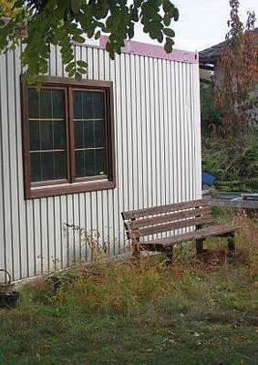 Du willst dein eigenes kleines Zuhause selbst bauen? Aber wie geht das ohne Erfahrung beim Bauen? Eine Möglichkeit: ein Büro-Container als Tiny House.